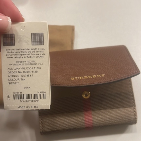 Burberry Wallet, never used barley touched. Received for Christmas last year!! - Picture 3 of 3